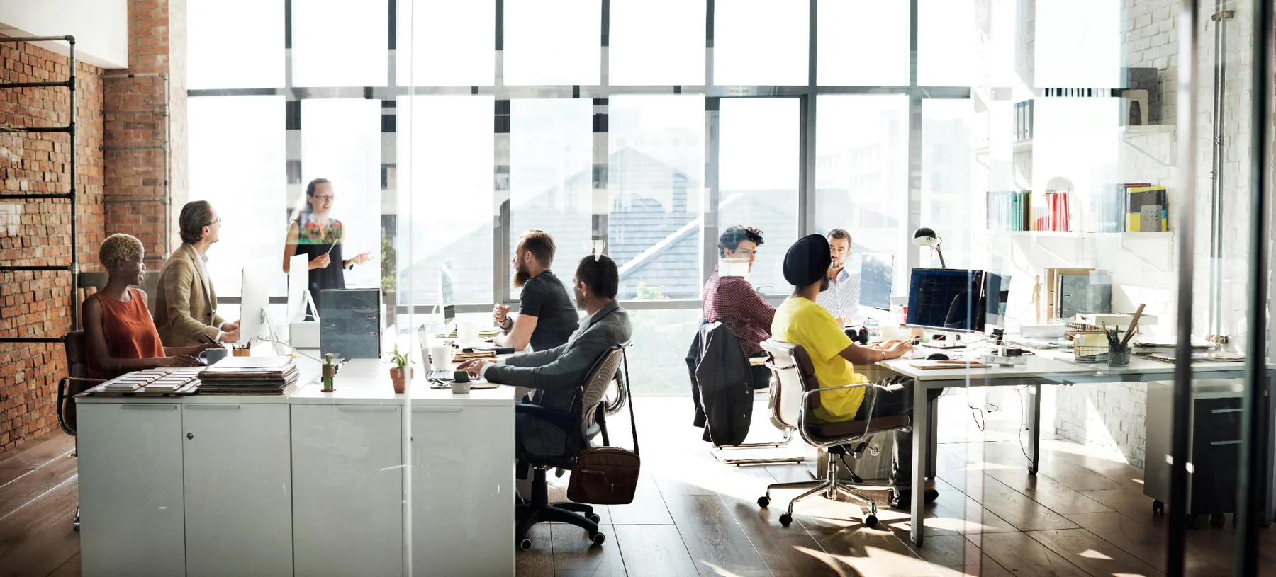 Menschen arbeiten gemeinsam in einem hellen, modernen Büro